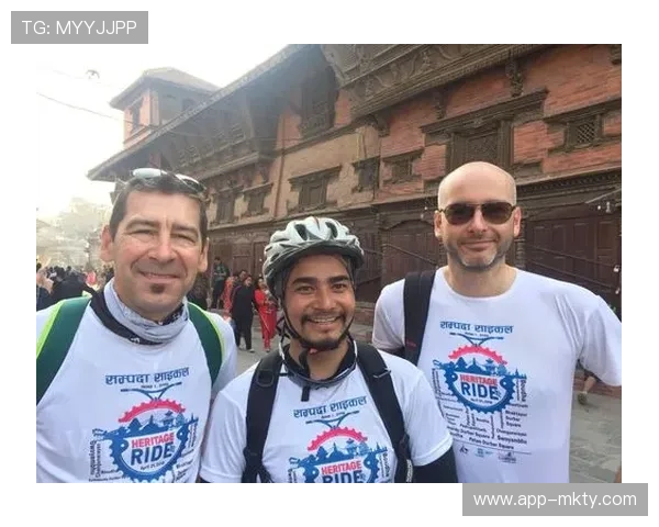 英国车手伯顿以47分42秒刷新尘封47年25英里计时赛纪录，均速突破50km-h