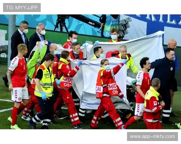 比赛中突发医疗事件，球迷看台得到快速救治后比赛恢复