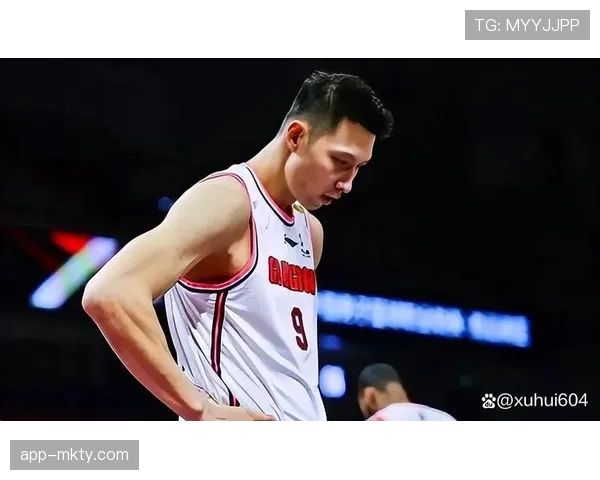 人物特写:老将易建联现身广东主场观战,与年轻队员场边交流 人物特写:老将易建联现身广东主场观战,与年轻队员场边交流