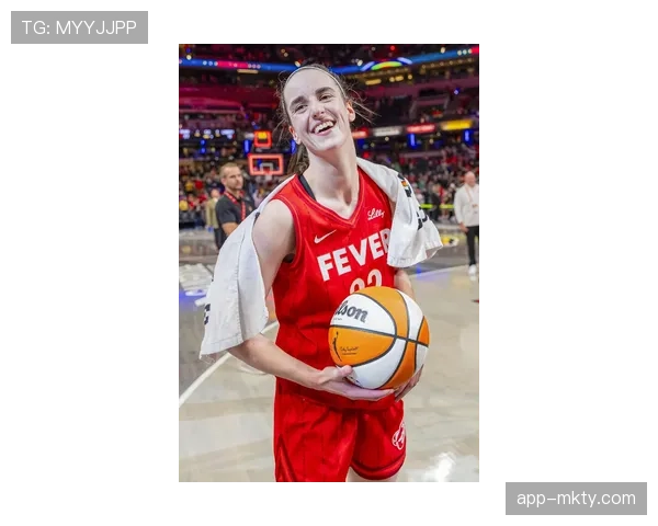 “WNBA新科状元克拉克首秀砍下三双，狂热队加时惜败卫冕冠军王牌”